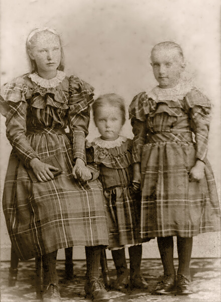 Marie Jacobine Brinch blev født den 3-1-1882 i Sønderho og døde den 22-4-1970 i Esbjerg i en alder af 88 år