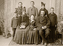Maren og Jens Mikkelsen Nielsen med familie