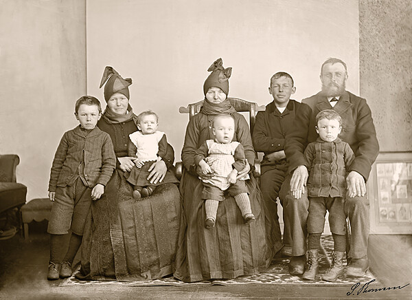 Sønderho, Fanø: Anne Margrethe Nielsdatter (Sonnich Thomsens mor) med familie.